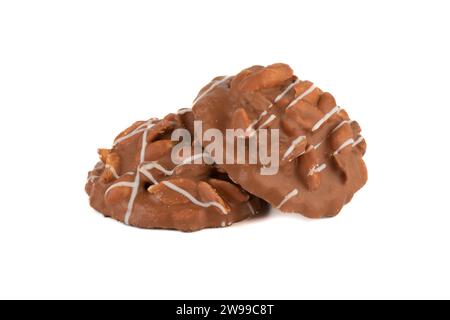 Deux biscuits aux noix recouverts de glaçage au chocolat isolés sur fond blanc. Espace de copie. Banque D'Images