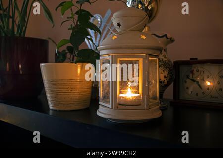 Lumière de bougie de Noël dans une boîte décorative Banque D'Images