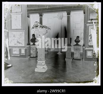 Intérieur avec des objets d'art, Laurens Lodewijk kleijn (attribué à), c. 1865 - c. 1900 verre humide collodion décorations négatives (intérieur de la maison) Banque D'Images