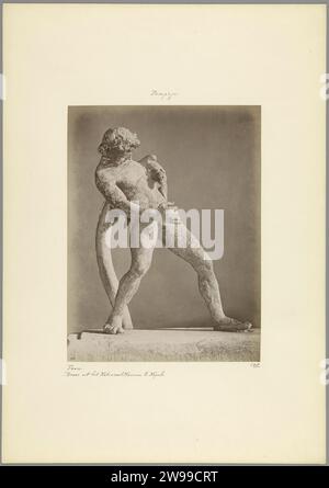 Statue en bronze d'un faune avec un sac de vin de Pompéi, c. 1875 - c. 1900 photographie Musée National carton. support photographique impression albumine satyre(s) (en général). sculpture. Vin  boissons alcoolisées Musée national Banque D'Images