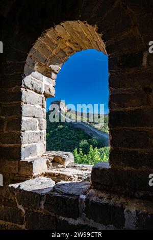 Une vue imprenable sur la Grande Muraille de Chine vue à travers une fenêtre en pierre Banque D'Images