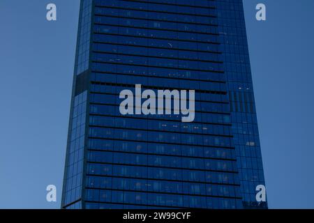 Une vue en grand angle de l'extérieur d'un grand bâtiment moderne avec plusieurs fenêtres de chaque côté Banque D'Images