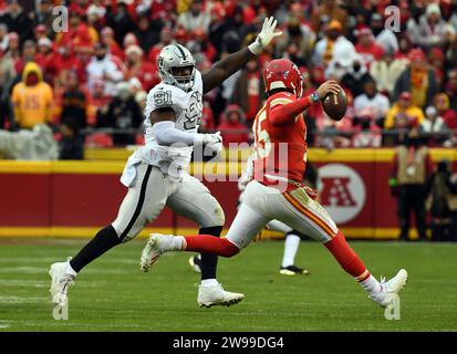 Kansas City, États-Unis. 25 décembre 2023. Patrick Mahomes, quarterback des Chiefs de Kansas City, évite le tackle défensif des Raiders de Las Vegas Bilal Nichols lors de la seconde moitié de la victoire des Raider au stade Arrowhead de Kansas City, Missouri, le lundi 25 décembre 2023. Photo de Dave Kaup/UPI crédit : UPI/Alamy Live News Banque D'Images