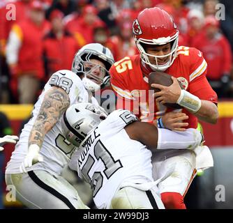 Kansas City, États-Unis. 25 décembre 2023. Patrick Mahomes, quarterback des Chiefs de Kansas City, est limogé par Malcolm Koonce, le défensif des Raiders de Las Vegas, lors de la seconde moitié de la victoire des Raider au stade Arrowhead de Kansas City, Missouri, le lundi 25 décembre 2023. Photo de Dave Kaup/UPI crédit : UPI/Alamy Live News Banque D'Images