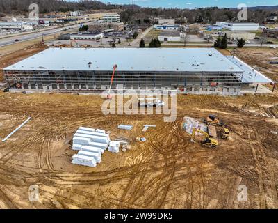 Une vue d'ensemble des fondations d'une vaste installation industrielle, avec des matériaux et des engins de terrassement parsemant les premières constructions Banque D'Images