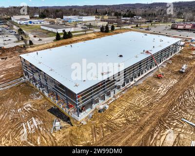 Une vue d'ensemble des fondations d'une vaste installation industrielle, avec des matériaux et des engins de terrassement parsemant les premières constructions Banque D'Images