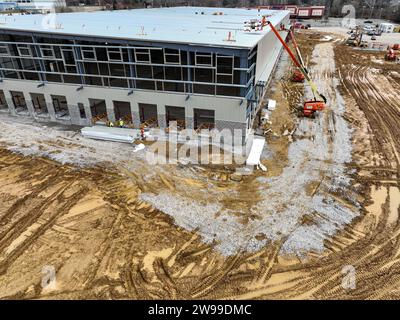 Une vue d'ensemble des fondations d'une vaste installation industrielle, avec des matériaux et des engins de terrassement parsemant les premières constructions Banque D'Images
