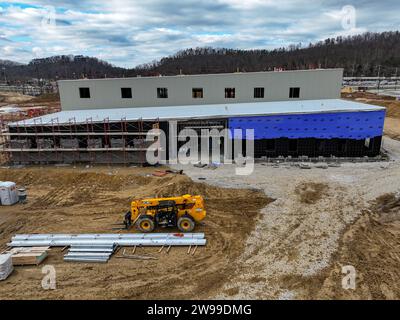 Une vue d'ensemble des fondations d'une vaste installation industrielle, avec des matériaux et des engins de terrassement parsemant les premières constructions Banque D'Images
