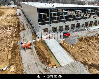 Une vue d'ensemble des fondations d'une vaste installation industrielle, avec des matériaux et des engins de terrassement parsemant les premières constructions Banque D'Images