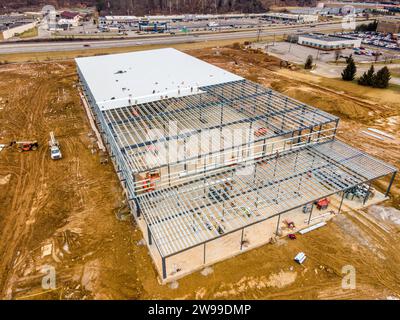 Une vue d'ensemble des fondations d'une vaste installation industrielle, avec des matériaux et des engins de terrassement parsemant les premières constructions Banque D'Images