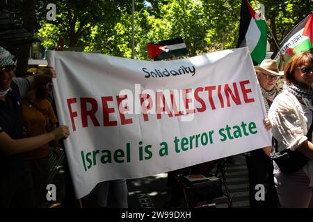 Une foule de manifestants pro-palestiniens dans les rues de Melbourne lors d'un rassemblement en Palestine libre Banque D'Images