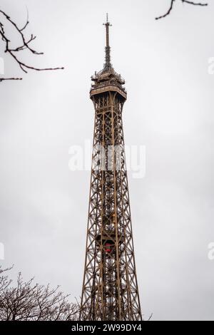 Branches d'automne sur la Tour Eiffel à Paris avec ses 2 ascenseurs ascendants - France Banque D'Images