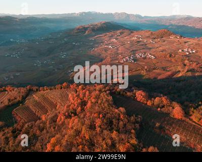Une vue aérienne de belles collines à l'automne dans la région de Lessinia Banque D'Images