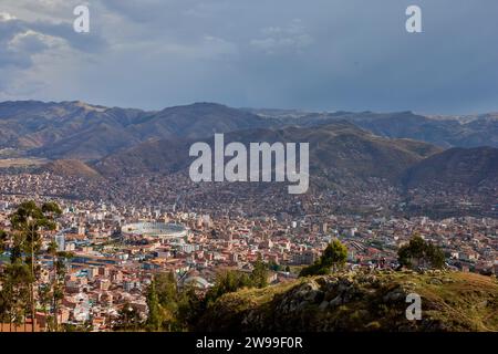 Une vue panoramique de la ville de Cusco vue de Saqsaywaman, Pérou Banque D'Images