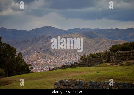 Une vue panoramique de la ville de Cusco vue de Saqsaywaman, Pérou Banque D'Images