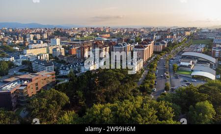 Vue aérienne de la ville de Santander, ses rues, ses routes, ses maisons et ses montagnes au loin. Coucher de soleil. Santander, Cantabrie, Espagne. Banque D'Images