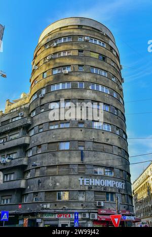 Technoimport Building, un bâtiment cylindrique de 1936 et un monument du modernisme socialiste / architecture brutaliste à Burcharest, Roumanie Banque D'Images