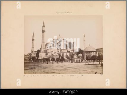 Extérieur de la basilique Sainte-Sophie à Istanbul, c. 1875 - c. 1900 photographie Istanbul carton. support photographique albumen print église (extérieur). temple, sanctuaire  Islam, Mohammedanism. parties de l'extérieur de l'église et annexes : dôme. tour, tour de l'horloge  ornement monumental Hagia Sophia Banque D'Images
