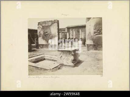 Intérieur de la Casa di Meleagro à Pompéi, c. 1875 - c. 1900 photographie Pompéi carton. support photographique impression albumen intérieur de la maison. évier, bassin. ruine d'un bâtiment  architecture. colonne, pilier  architecture. Des êtres fabuleux avec des ailes Pompéi Banque D'Images