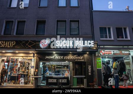 Photo d'un fast-food appelé palais sucuk servant du sucuk à Duisburg, en Allemagne. Sujuk ou sucuk est une saucisse sèche, épicée et fermentée qui est consommée Banque D'Images