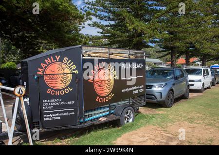 École de surf Manly opérant à Palm Beach à Sydney enseignant aux gens à apprendre à surfer, Nouvelle-Galles du Sud, Australie Banque D'Images