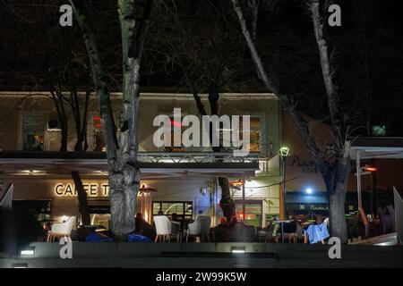 Photo des tables et des chaises de bars sur les terrasses des cafés sur Cvetni trg, la nuit, dans le centre-ville de Belgrade, serbie. Banque D'Images