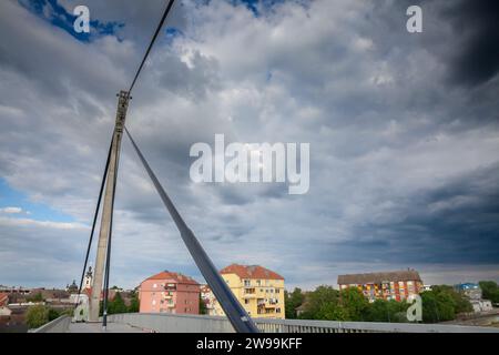 Photo du pont Sremska mitrovica saint irinej. Sremska Mitrovica est une ville et le centre administratif du district de Srem dans le pro autonome Banque D'Images