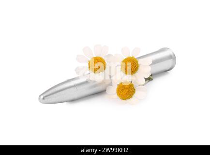 Balle en métal et belles fleurs isolées sur blanc Banque D'Images