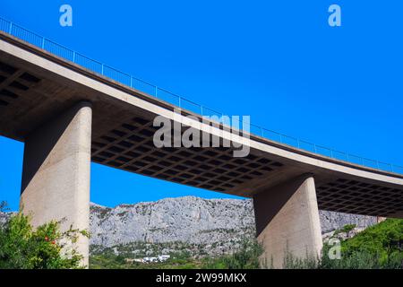 Vue du viaduc de l'autoroute depuis le bas. Pont supérieur dans les Balkans Banque D'Images