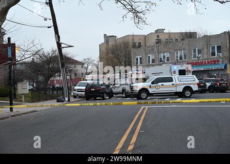 Newark, New Jersey, États-Unis. 25 décembre 2023. (NOUVELLE) enquête pour homicide à Newark, New Jersey. 25 décembre 2023, Newark, New Jersey, États-Unis : une personne a été tuée dans une fusillade sur Clinton Avenue vers 1:30 heures, le jour de Noël. La police a trouvé un véhicule en feu près d'une station-service. À l'intérieur du véhicule, les autorités ont trouvé un homme victime qui avait été abattu plusieurs fois, la victime a été déclarée morte à l'hôpital. Des témoins disent que l'incident s'est produit en raison d'un échange de coups de feu entre deux véhicules qui a causé l'accident de l'une des voitures et a pris feu. Un suspect, y compris l'autre véhicule, est Banque D'Images