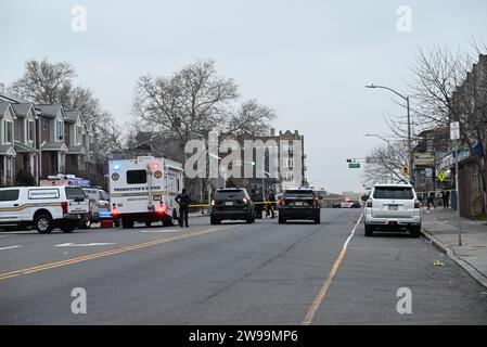 Newark, New Jersey, États-Unis. 25 décembre 2023. (NOUVELLE) enquête pour homicide à Newark, New Jersey. 25 décembre 2023, Newark, New Jersey, États-Unis : une personne a été tuée dans une fusillade sur Clinton Avenue vers 1:30 heures, le jour de Noël. La police a trouvé un véhicule en feu près d'une station-service. À l'intérieur du véhicule, les autorités ont trouvé un homme victime qui avait été abattu plusieurs fois, la victime a été déclarée morte à l'hôpital. Des témoins disent que l'incident s'est produit en raison d'un échange de coups de feu entre deux véhicules qui a causé l'accident de l'une des voitures et a pris feu. Un suspect, y compris l'autre véhicule, est Banque D'Images