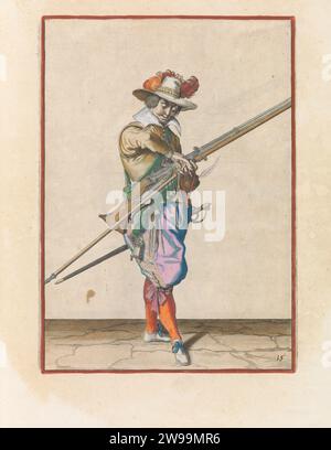 Soldat avec un mousquet qui transfère sa mèche de sa main droite à sa main gauche, Jacques de Gheyn (II) (atelier ou), d'après Jacques de Gheyn (II), c. 1597 - 1607 imprimer Un soldat, en entier, à droite, qui tient un mousquet (un certain type d'arme à feu) et une fourre (fourche de mousquet) avec sa main gauche. Il transfère la mèche brûlante de sa main droite à sa main gauche. Ce tirage fait partie de la série de 43 tirages numérotés à la main de mousquetaires dans la manipulation des armes. La Haye gravure papier manipulation des armes  formation militaire. armes à feu : fusil Banque D'Images