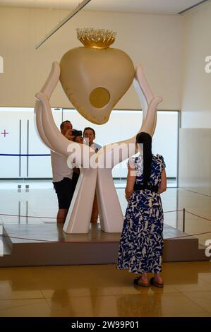 Une sculpture avec du très Sacré cœur de Jésus avec des miroirs sur elle située dans le complexe de la Basilique de la Sainte Trinité, Fatima, Portugal. Banque D'Images