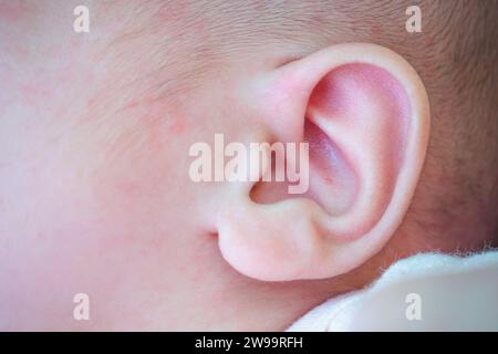 Gros plan d'oreille bébé asiatique Banque D'Images