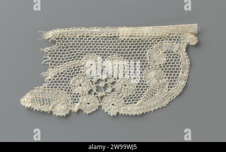 Bande côté mélangé avec une couronne de fleurs de rosette, anonyme, c. 1900 - c. 1924 bande de couleur naturelle côté mélangé : côté ruban milanais. Motif avec une couronne de six fleurs de rosette dont provient une élancée de C-Voluten. Le haut de la bande courte est fini droit. La périphérie stupide des écailles provient du motif et est finie avec des picots. Le VoluTrank forme la finition d'un côté court. L'autre côté court est effiloché. Belgique coton (textile) dentelle mixte / dentelle ruban (dentelle mixte) / dentelle ruban milanaise (dentelle mixte) Banque D'Images