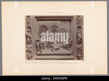 Panneau de la porte en bronze du Baptisterium à Florence, représentant Jacob et Esau, c. 1870 - c. 1900 photographie Florence carton. support photographique albumen print sculpture (+ relief  sculpture). ornement dérivé de formes végétales. Jacob et Esau sont réconciliés (Genèse 33). Ornements  art Bond Banque D'Images