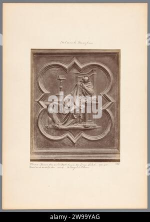 Panneau de la porte en bronze du Baptisterium à Florence, représentant Johannes de Evangelist, c. 1875 - c. 1900 photographie Florence carton. support photographique albumen print sculpture (+ relief  sculpture). St. Jean l'évangéliste écrivant l'Évangile, généralement l'aigle présent. Porte monumentale, porche, 'aediculum' Bond Banque D'Images