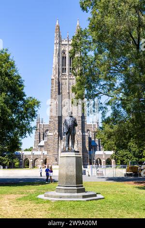 Durham, NC - 4 septembre 2023 : chapelle de l'Université Duke et statue du Duke sur le campus Banque D'Images