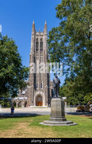 Durham, NC - 4 septembre 2023 : chapelle de l'Université Duke et statue du Duke sur le campus Banque D'Images