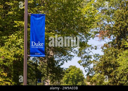 Durham, NC - 4 septembre 2023 : bannière de l'Université Duke sur le campus Banque D'Images