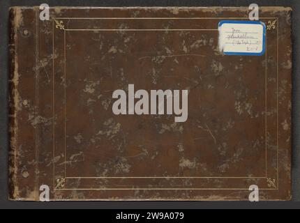 Album photo offert à A. van der Eyk par le personnel du bureau de Surabaya de la HVA lors de son départ de Java en avril 1931, atelier Kurkdjian, 1931 Album photo avec bracelet en cuir brun avec une feuille avec la mission suivie de 38 feuilles de carton brun, une photo est recouverte d'une feuille de fleur collée sur chaque feuille. Le recto de l'album décoré de lignes de cadre et de lys français. À l'avant et à l'arrière des bractées de papier marbré. Une légende est écrite à l'encre blanche sous chaque photo. Les photos donnent un aperçu des activités du Handelsvereniging Amsterdam (HVA) : le HE Banque D'Images