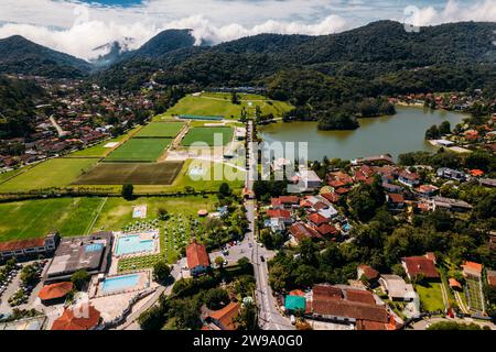 Vue aérienne par drone de la ville de Granja Comary à Teresopolis, siège et centre d'entraînement principal de l'équipe nationale de football du Brésil Banque D'Images