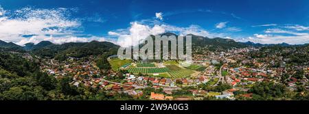 Vue aérienne par drone de la ville de Granja Comary à Teresopolis, siège et centre d'entraînement principal de l'équipe nationale de football du Brésil Banque D'Images