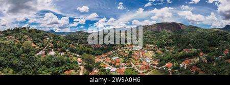 Vue aérienne drone de la ville de Teresopolis dans la région montagneuse de Rio de Janeiro, Brésil. La ville a une population de 184 000 habitants Banque D'Images