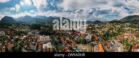 Vue aérienne drone de la ville de Teresopolis dans la région montagneuse de Rio de Janeiro, Brésil. La ville a une population de 184 000 habitants Banque D'Images