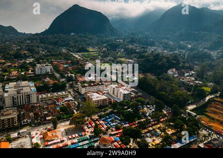 Vue aérienne drone de la ville de Teresopolis dans la région montagneuse de Rio de Janeiro, Brésil. La ville a une population de 184 000 habitants Banque D'Images