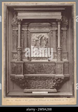 Autel de maison en bois à Tölz, dans ou après 1875 - c. 1900 photographie Bad Tölz carton. autel photographique colloïdal support. Christ sur la croix ; seules les scènes suivant la crucifixion ont ajouté - DD - les trois croix. Sculpture (+ relief  sculpture) Bad Tölz Banque D'Images