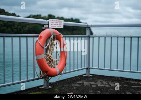 Bouée de sauvetage orange sur Ocean Barricade Banque D'Images