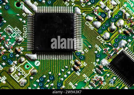 Microchip et condensateurs, carte de circuit imprimé verte vue de dessus, photo de gros plan Banque D'Images