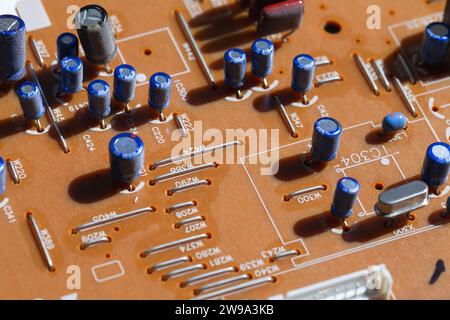 Carte de circuit imprimé avec condensateurs, gros plan avec mise au point douce sélective Banque D'Images